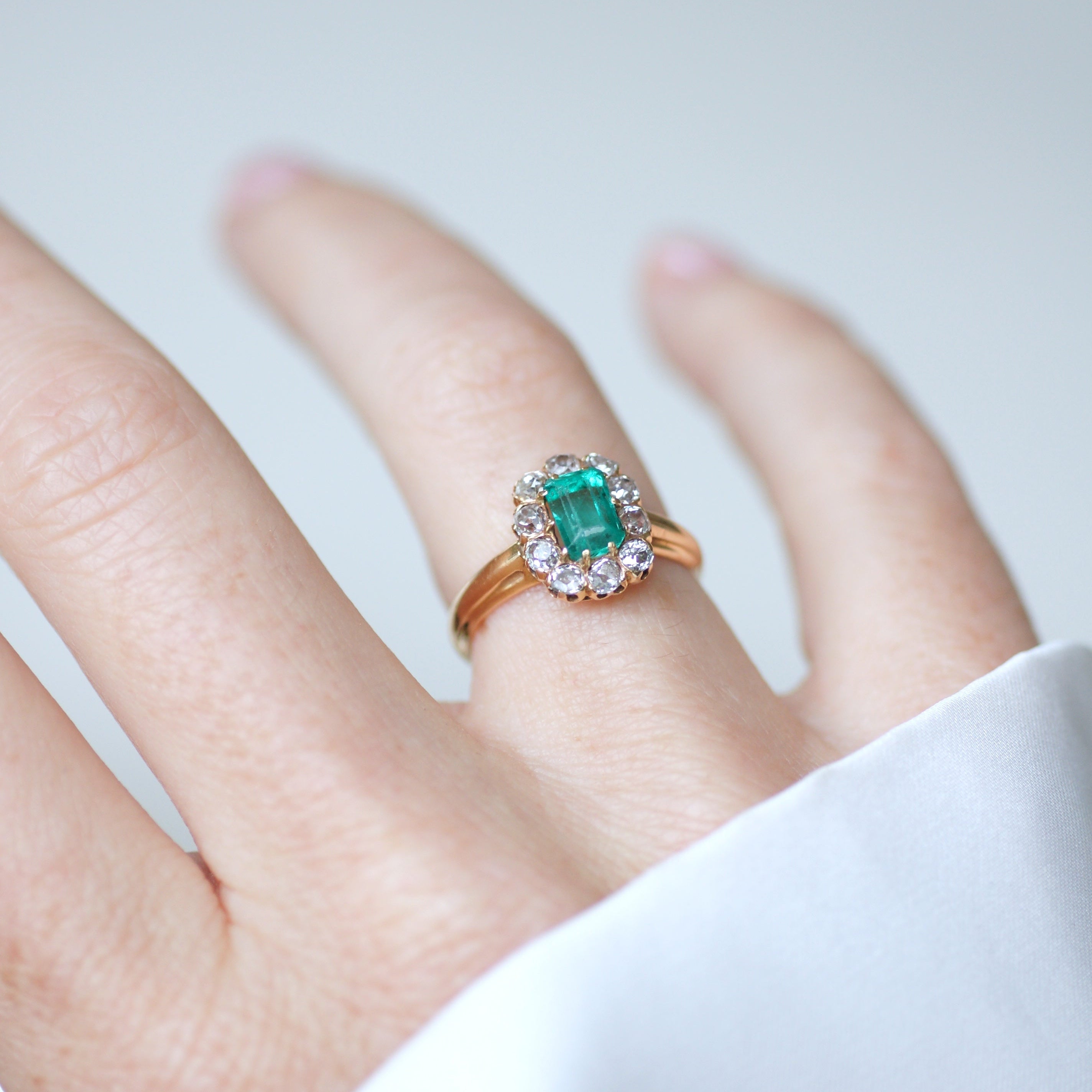 Ring Marguerite in rose gold, emerald, and diamonds