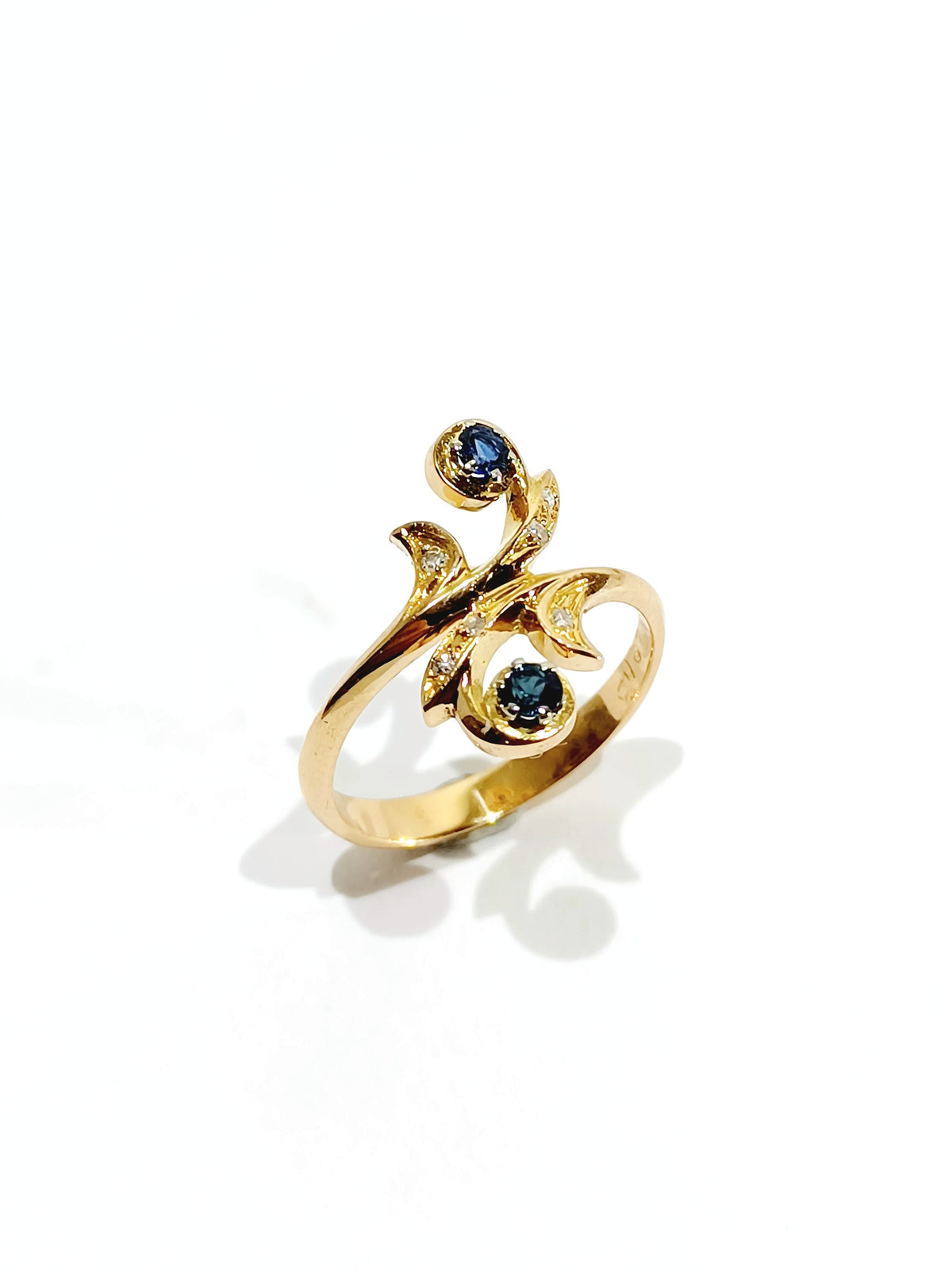 Ring You and Me in yellow gold, sapphire, and diamonds