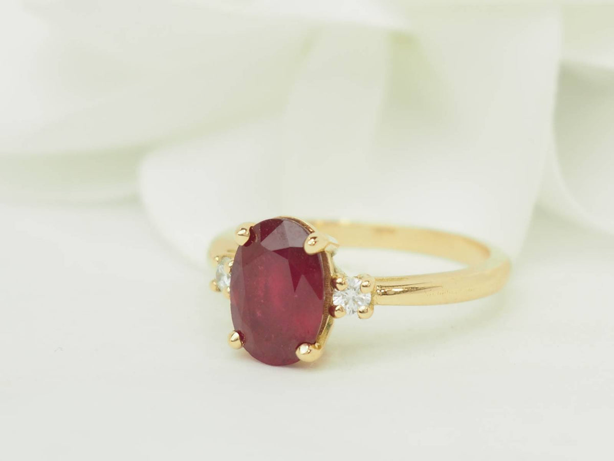 Bague Solitaire en or jaune, rubis et diamants