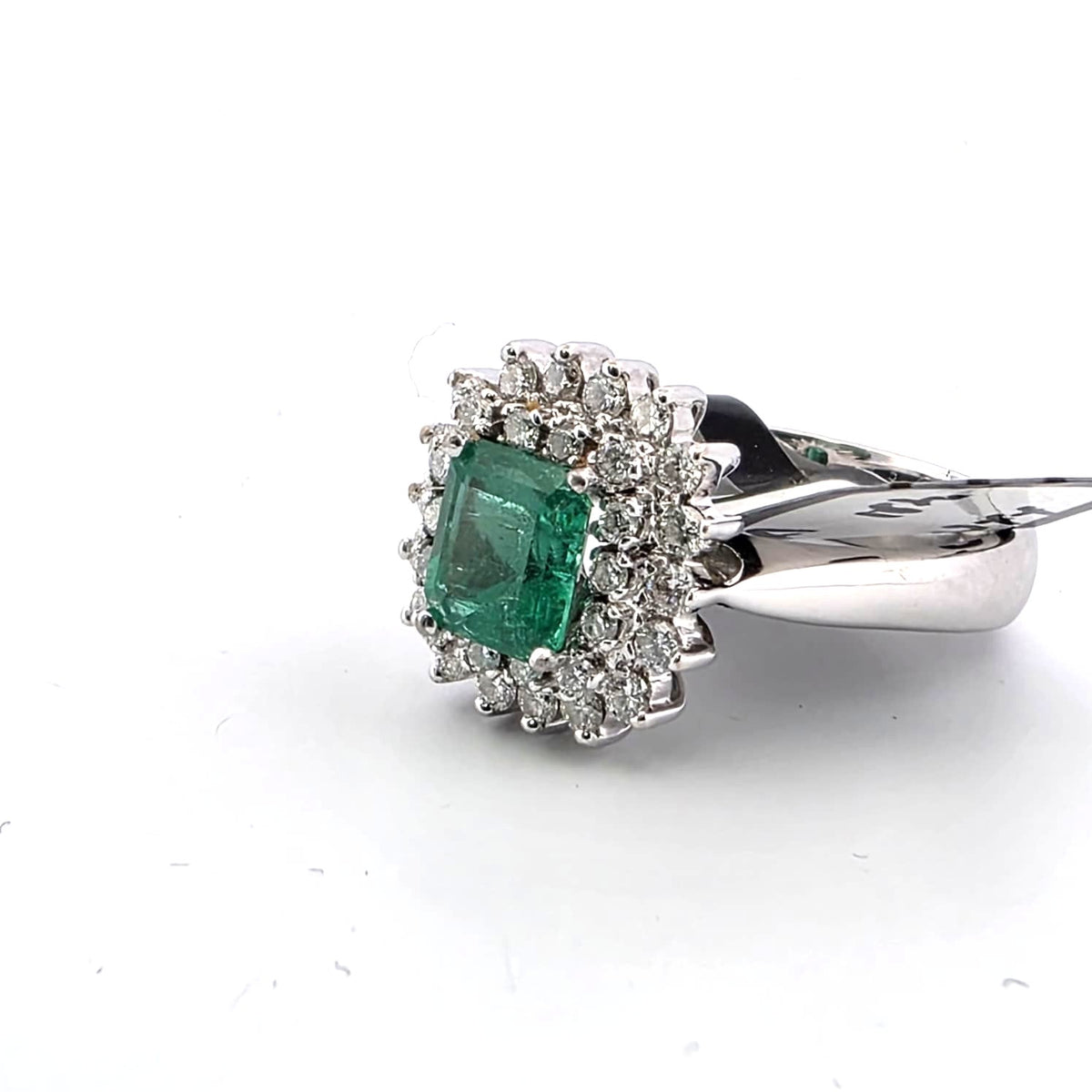 Bague Entourage en or blanc, émeraude et diamants