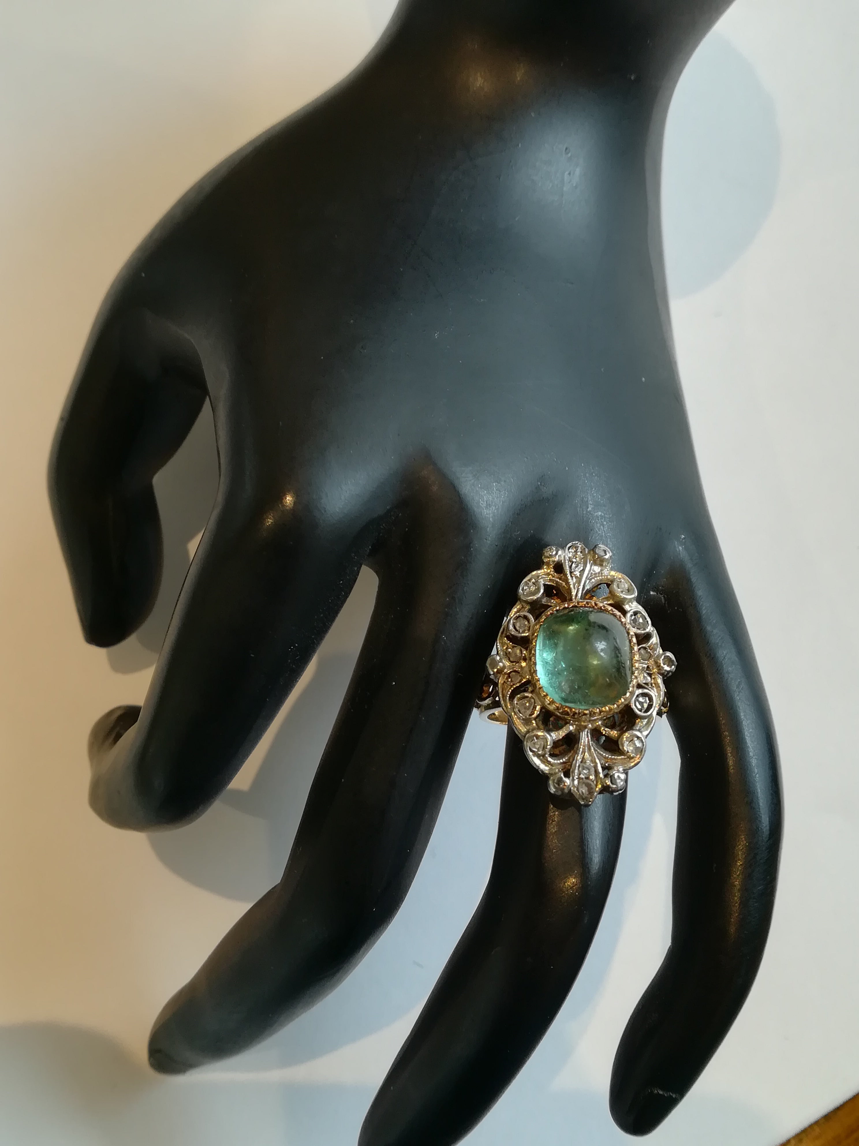 Ring marquise in gold and agency set with an emerald