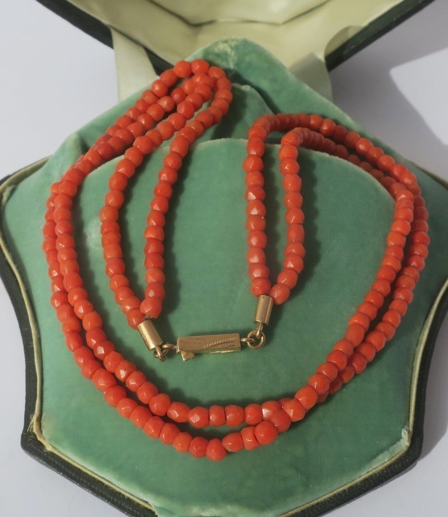 Double-strand choker necklace made of Mediterranean coral and rose gold