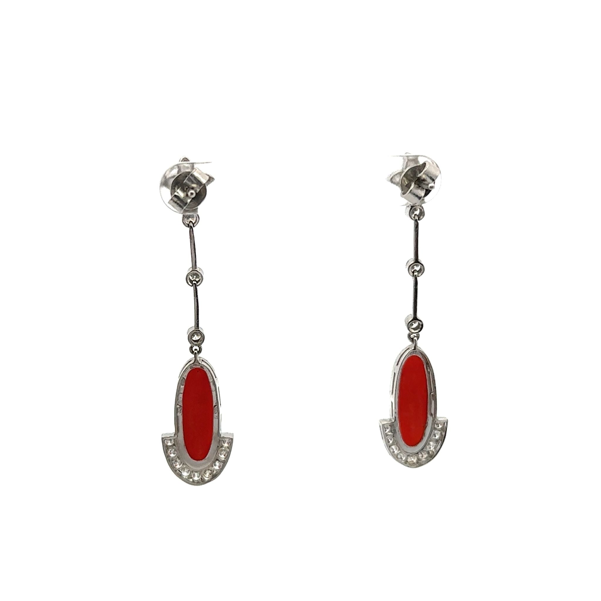 Boucles d'oreilles Pendantes en platine, corail et diamants