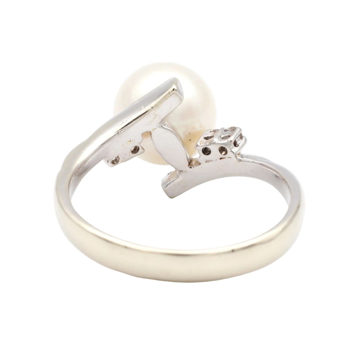 White Gold Solitaire Ring with a Pearl and Diamonds