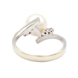 White Gold Solitaire Ring with a Pearl and Diamonds