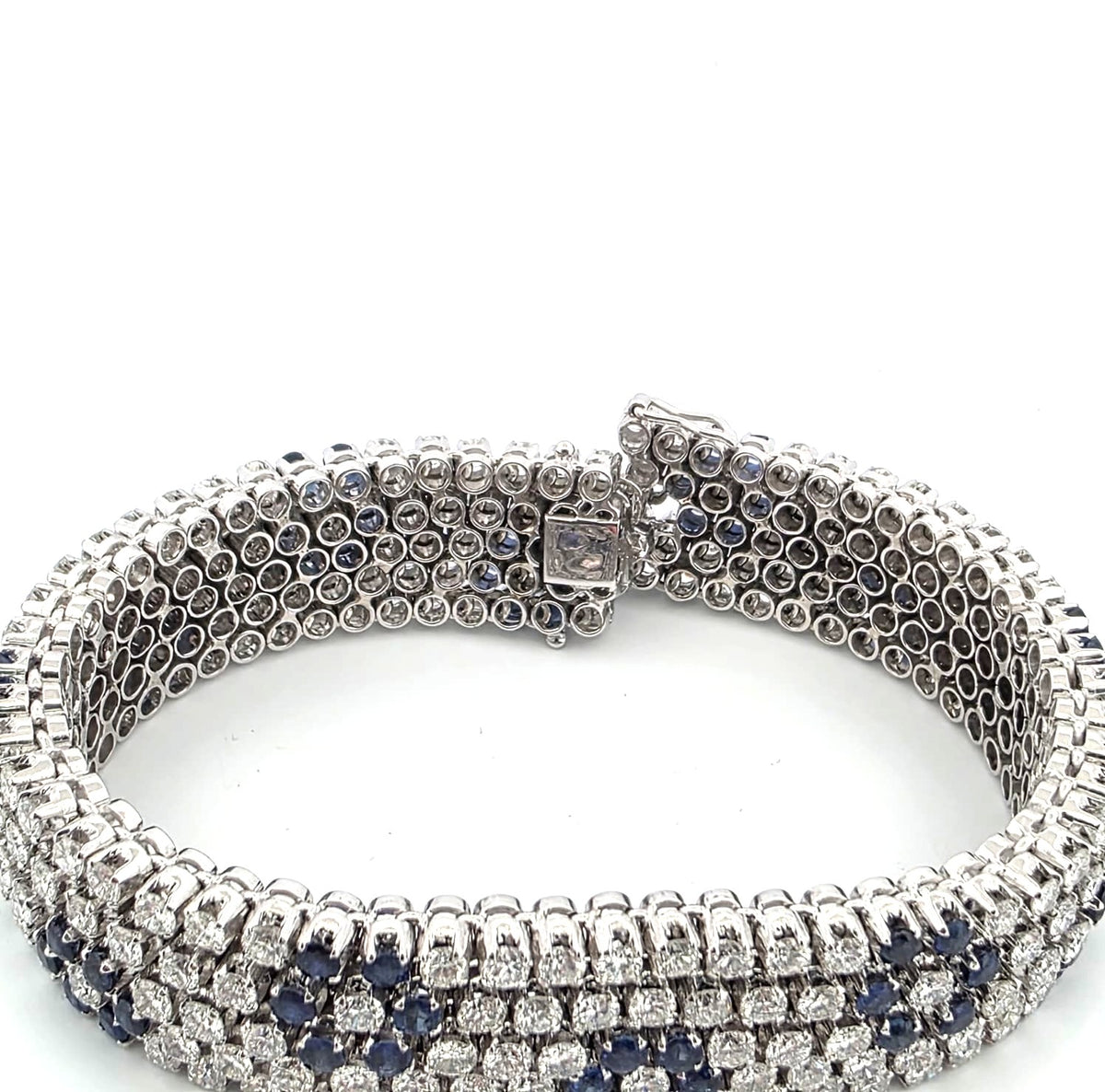 Flexible bracelet in white gold, sapphires, and diamonds