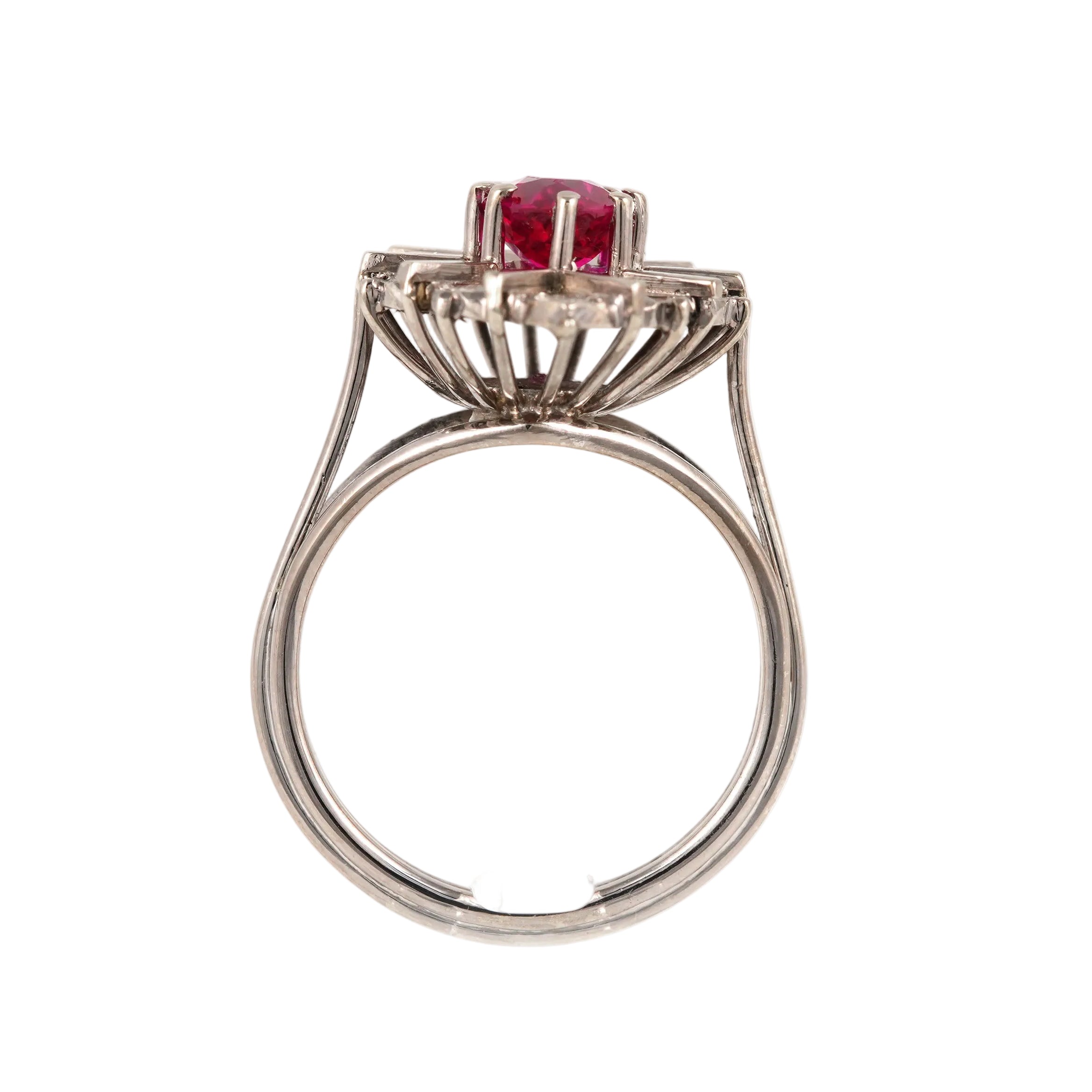 Bague en or blanc, rubis et diamants