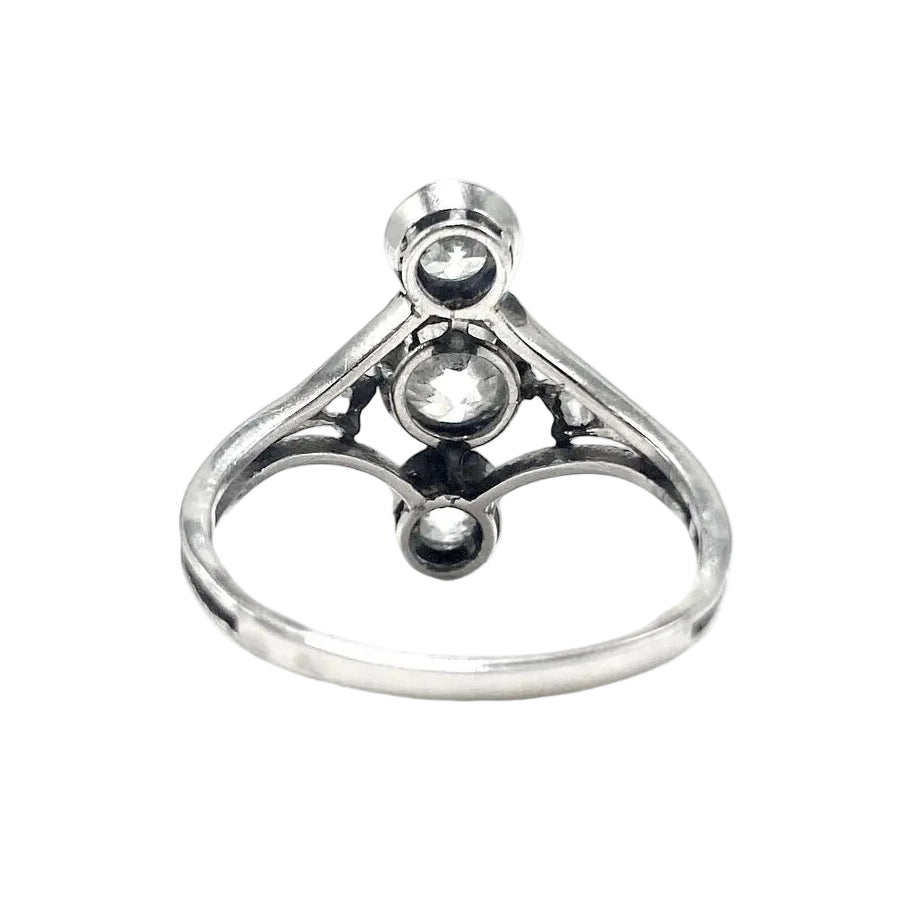 ART DECO Ring in Platinum with a Trio of Diamonds (Size 55)