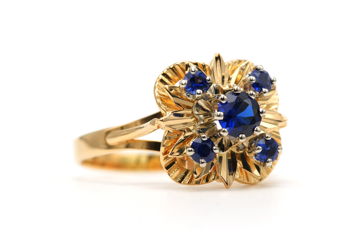 Marguerite Ring in Yellow gold and Sapphires
