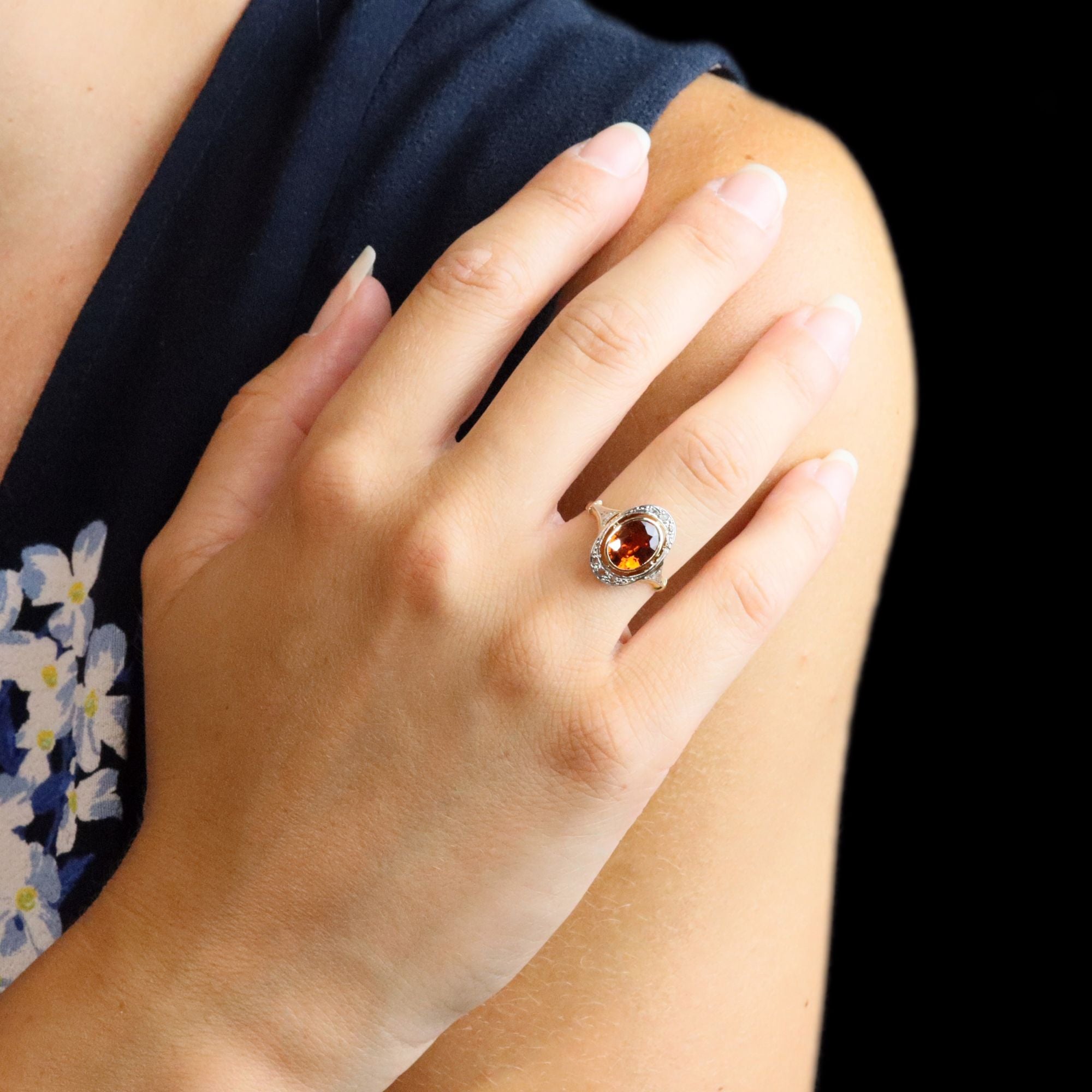Bague en or jaune, platine, grenat et diamants