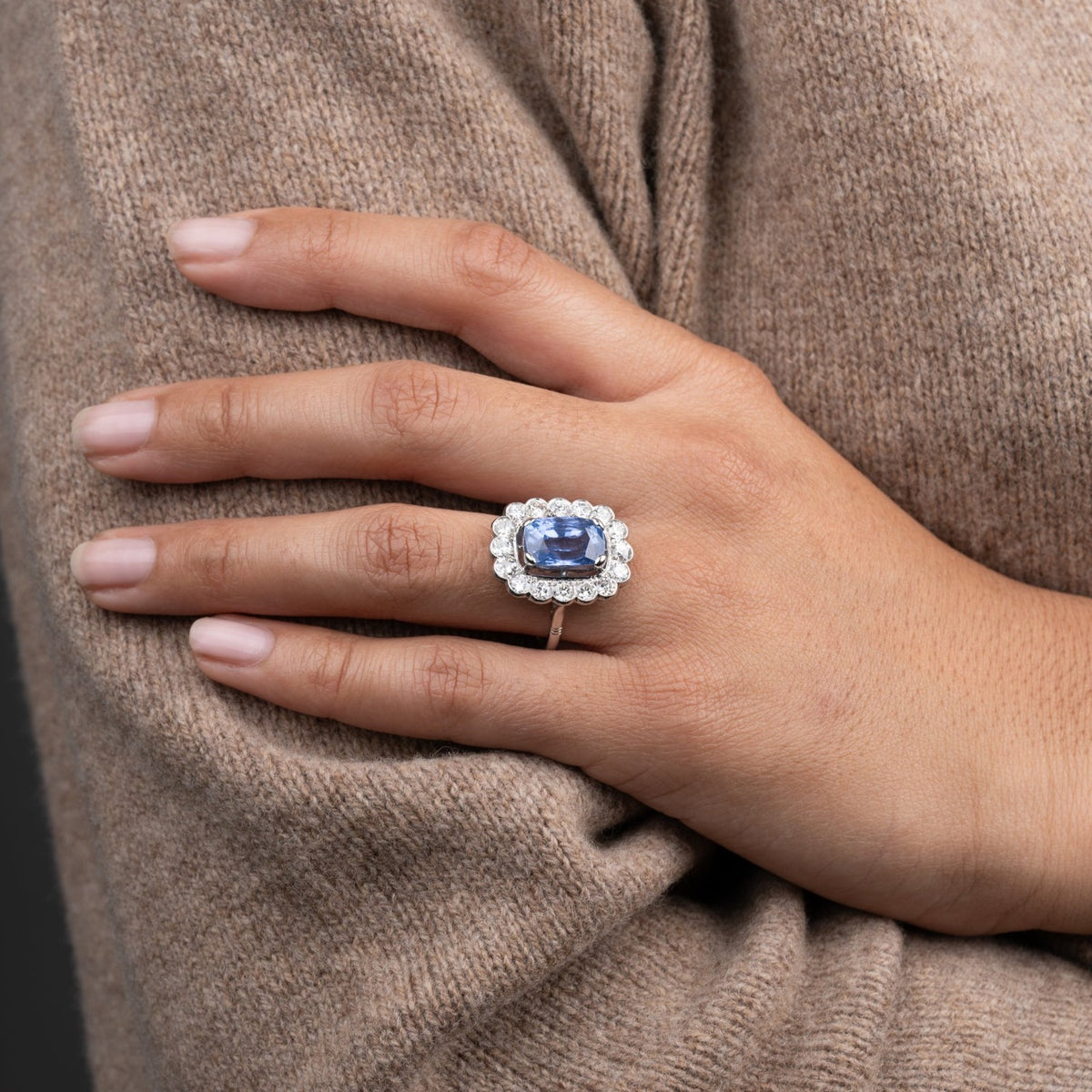 Bague Marguerite en platine, saphir et diamants