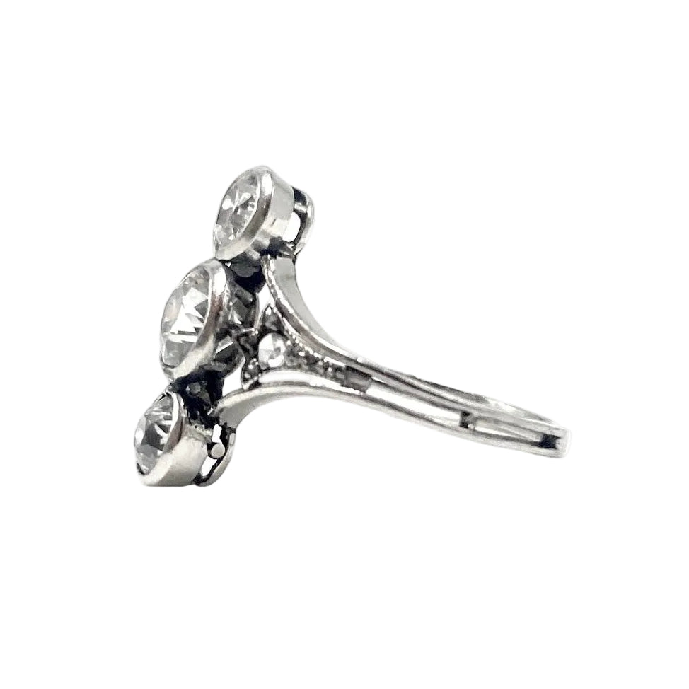 ART DECO Ring in Platinum with a Trio of Diamonds (Size 55)