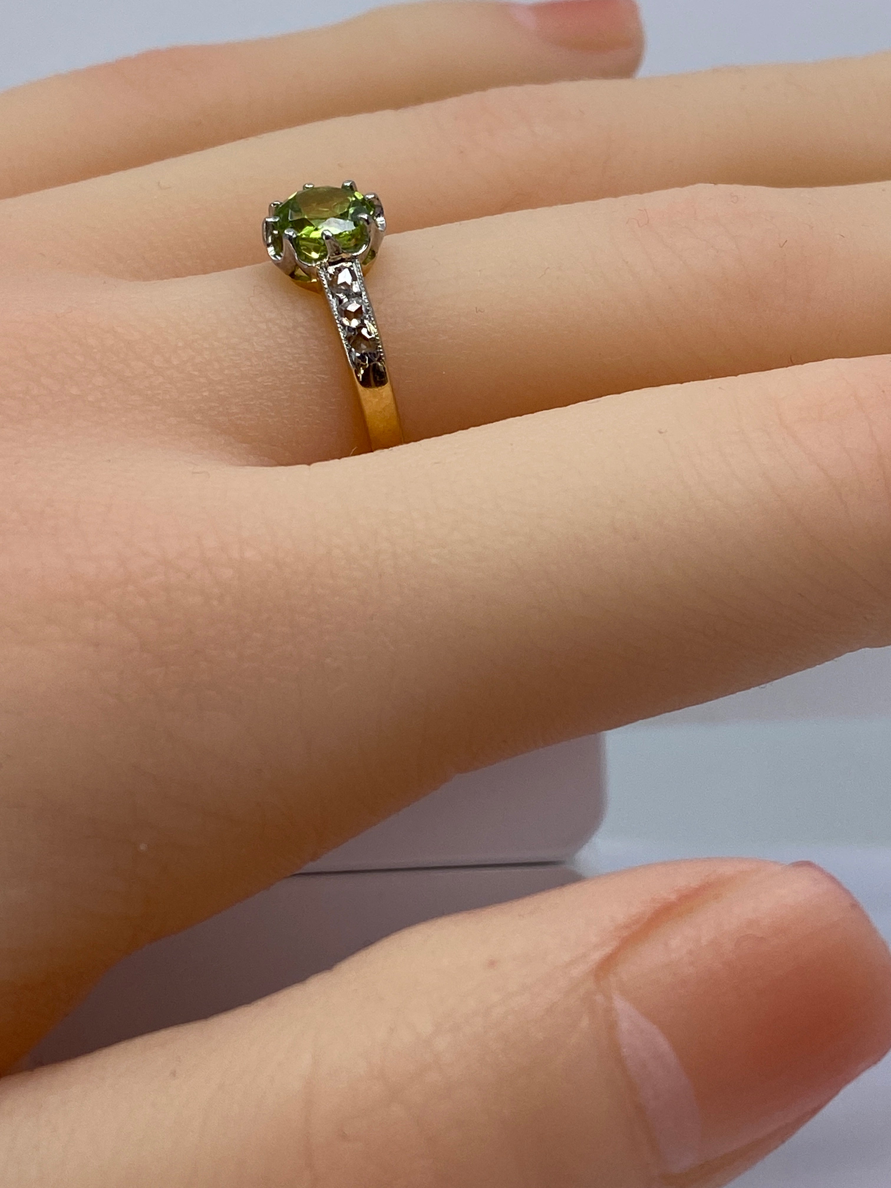 Ring in gold, peridot and diamonds circa 1900