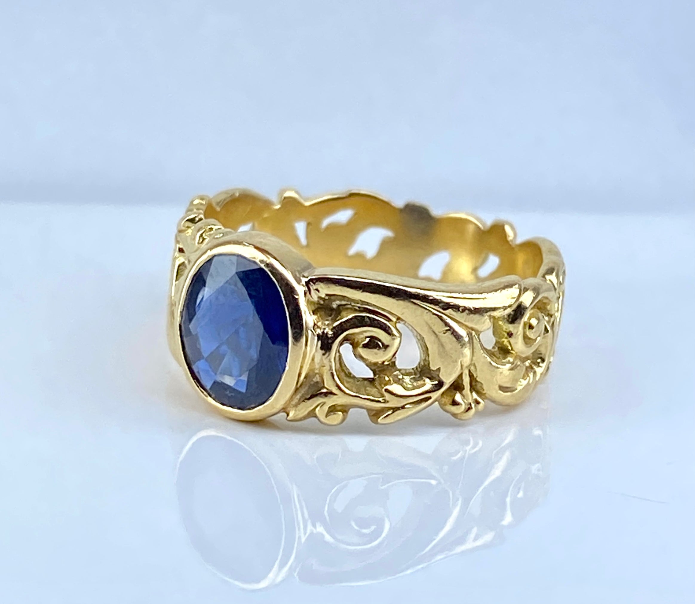 Ring in yellow gold and sapphire