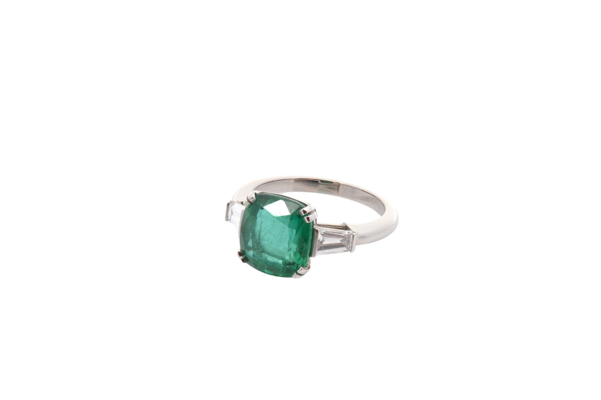 Bague Trilogie en platine, émeraude et diamants
