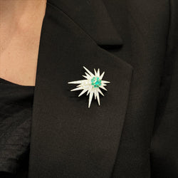 Broche "Étoile", or blanc, platine, émeraudes et diamants.