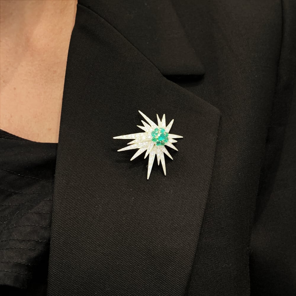 Broche "Étoile", or blanc, platine, émeraudes et diamants.