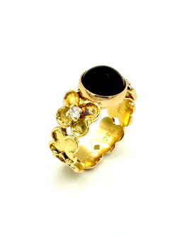 VAN CLEEF & ARPELS. Vintage ring in 18K yellow gold, Onyx, and Diamonds