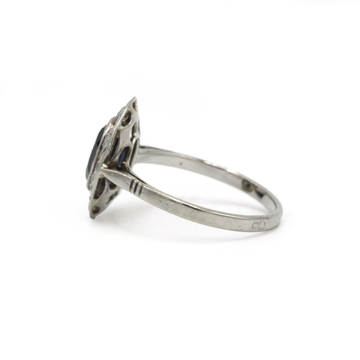 Bague Entourage en or blanc, platine, saphir et diamants