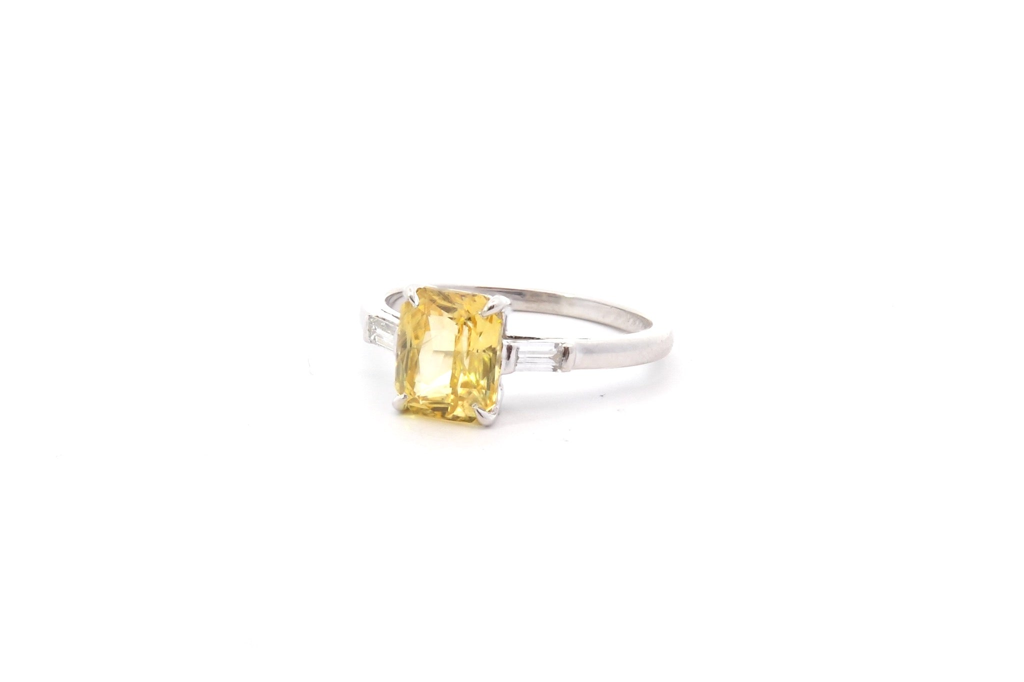 Bague saphir jaune de 2,02cts et diamants