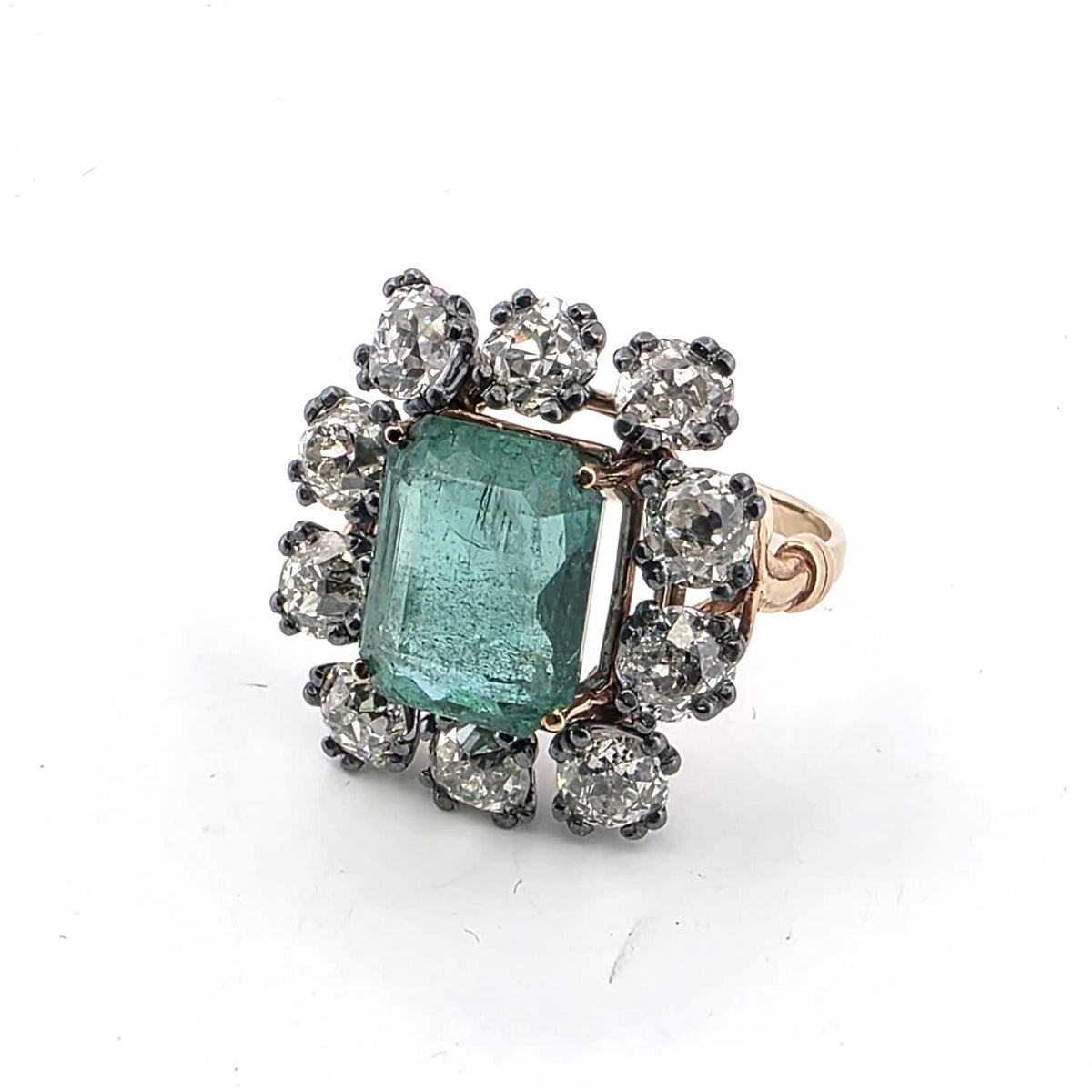 Bague Entourage en or jaune, émeraude et diamants
