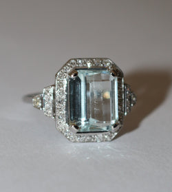 Bague Entourage en or blanc, aigue-marine et diamants