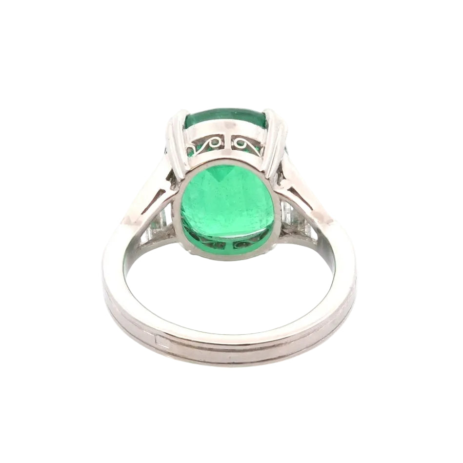 Ring emerald of 6.57cts and diamonds