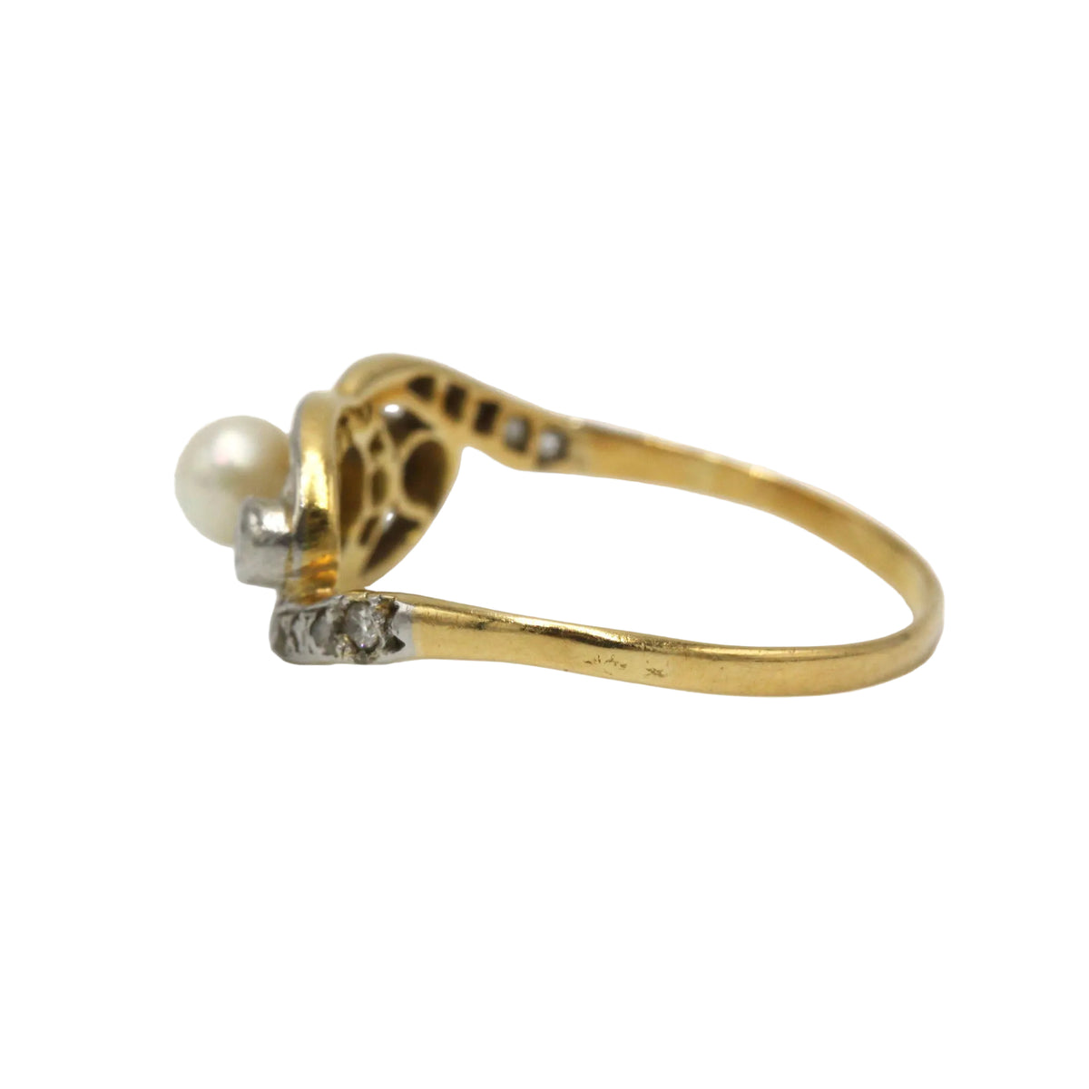 Ring in yellow gold, Platinum, Pearl, and Diamonds
