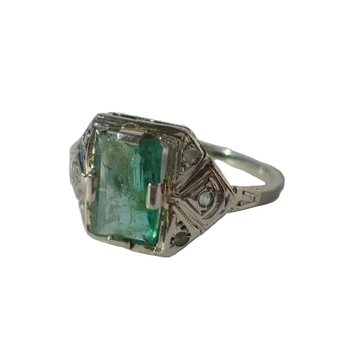 Art Deco ring in white gold, emerald, and diamonds