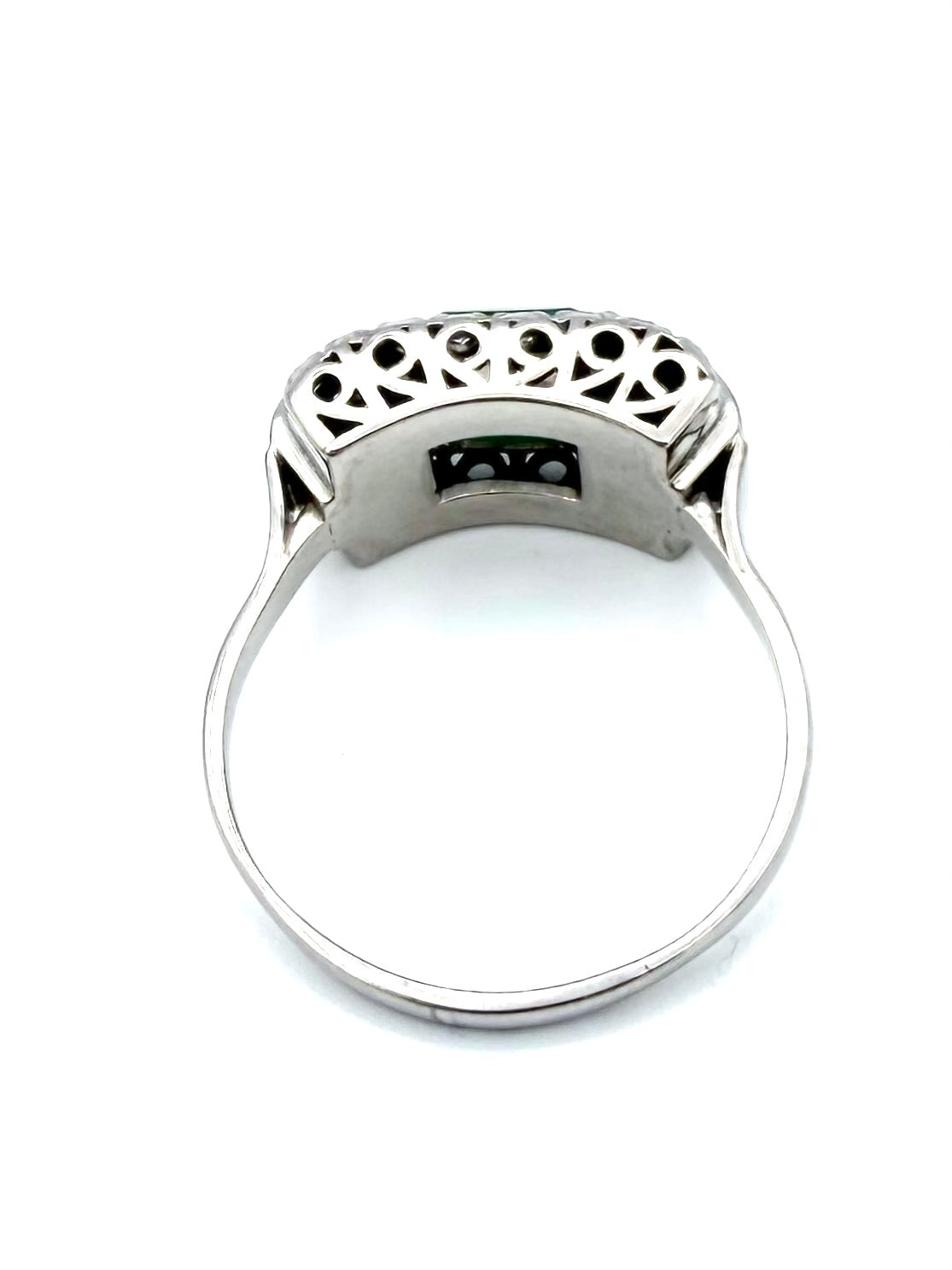 Art Deco ring in gold, platinum, emerald, and diamonds