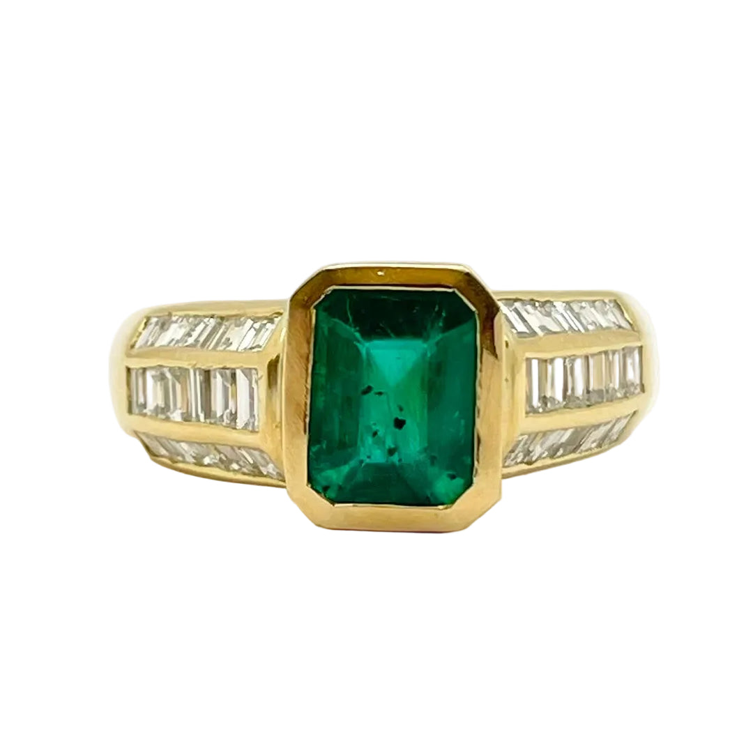 Yellow Gold Solitaire Ring with Emerald and Diamonds