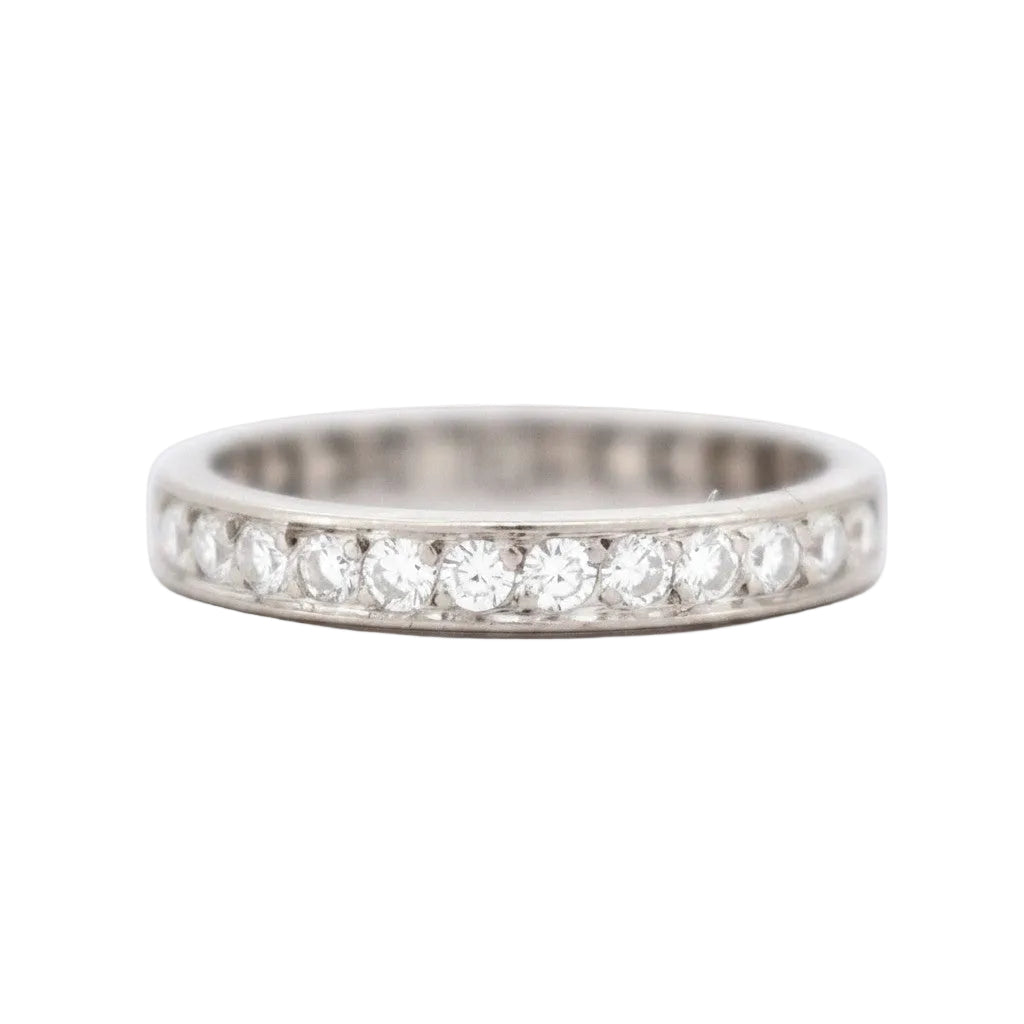 Wedding band ring in white gold and diamonds