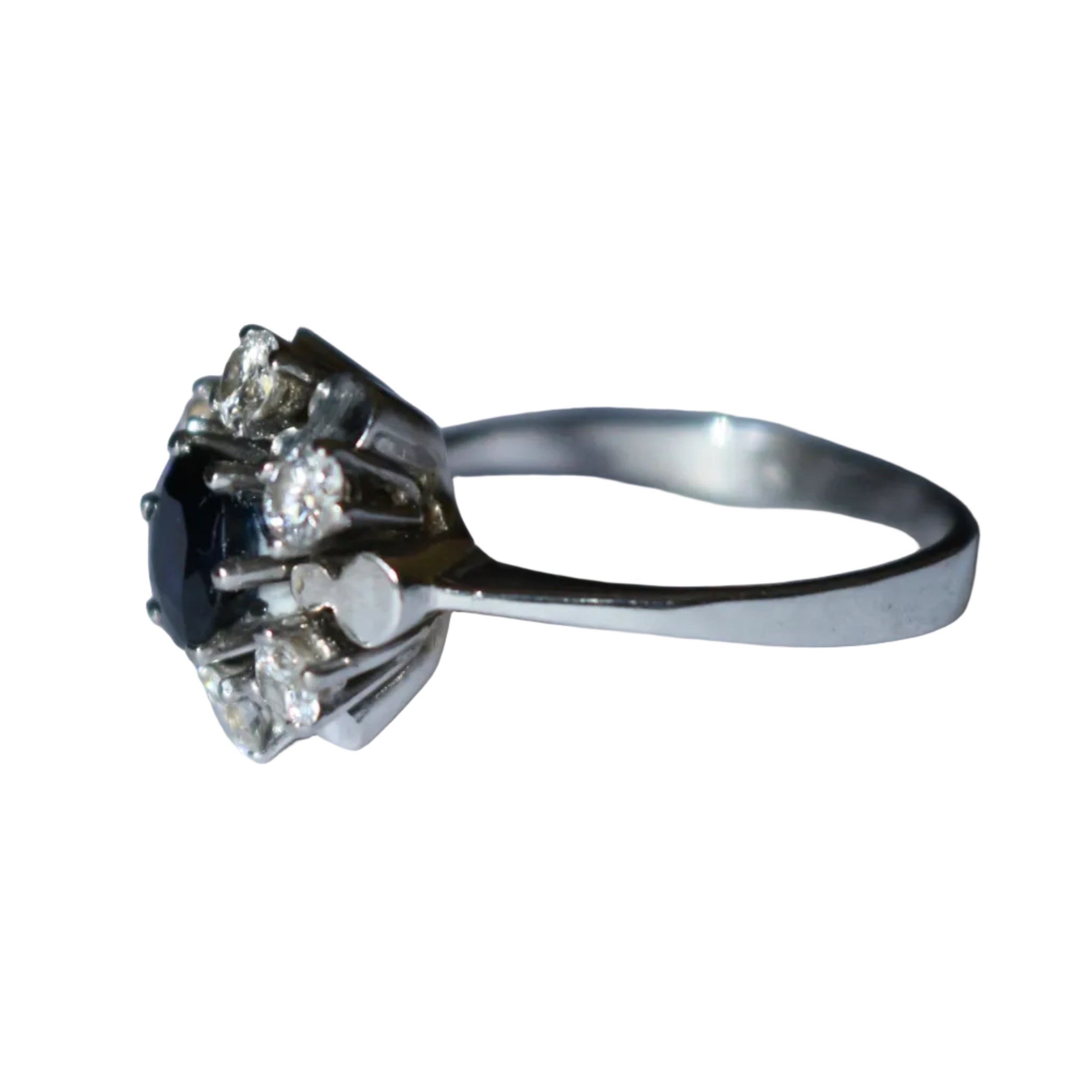 Bague Marguerite en or blanc, saphir, et diamants
