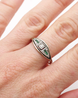 Bague en or blanc, platine, émeraudes et diamants