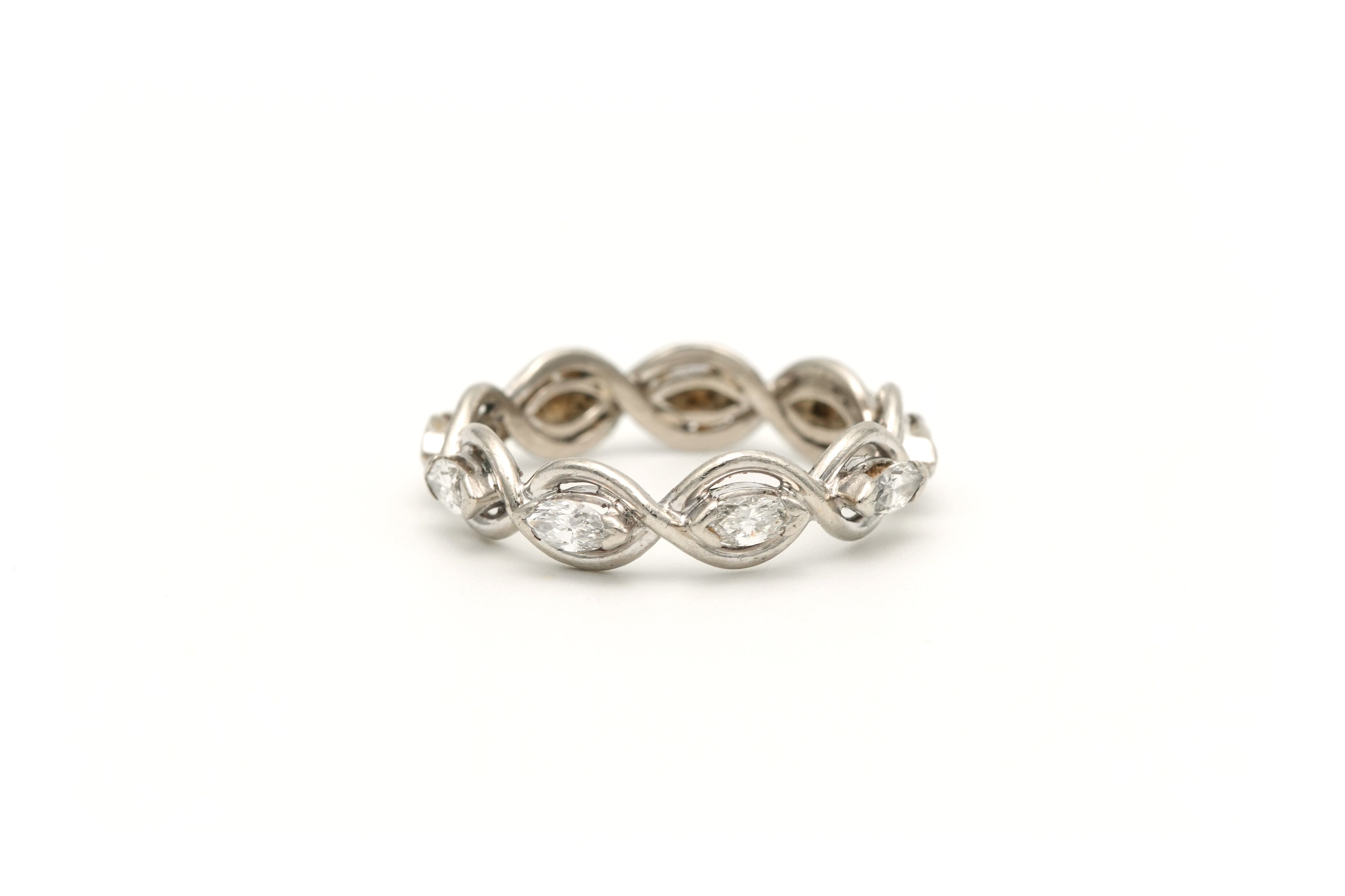 Wedding band ring in white, yellow gold and diamonds