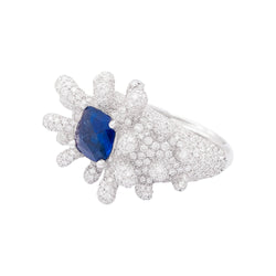 Bague Manalys en or blanc, diamants et saphir.