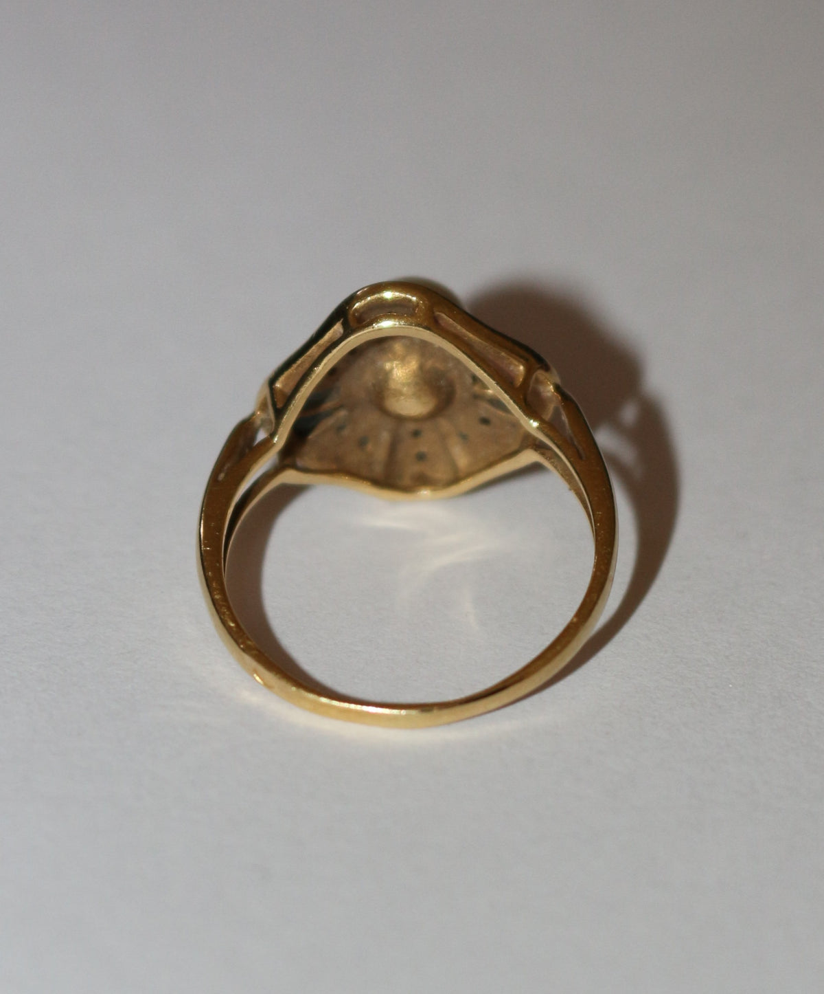 Yellow gold ring with sapphires and a pearl