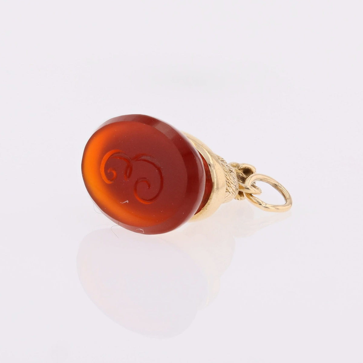 Yellow gold and carnelian pendant