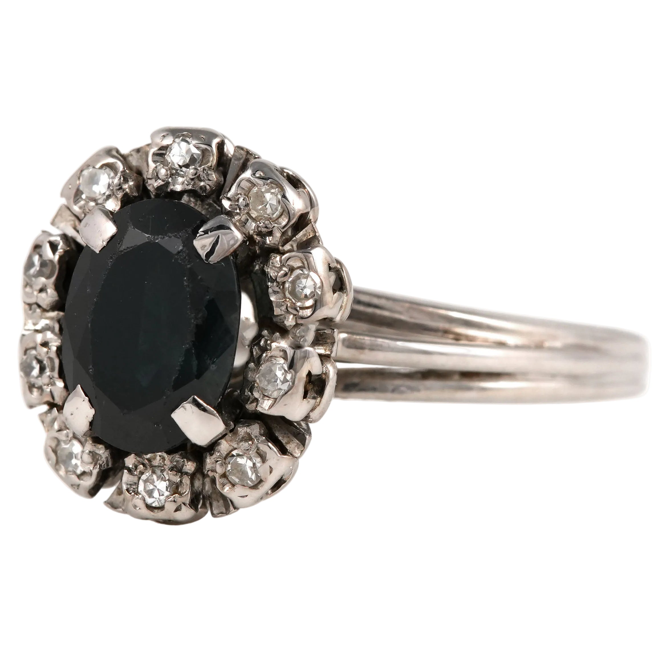 Bague Entourage en or blanc, saphir et diamants