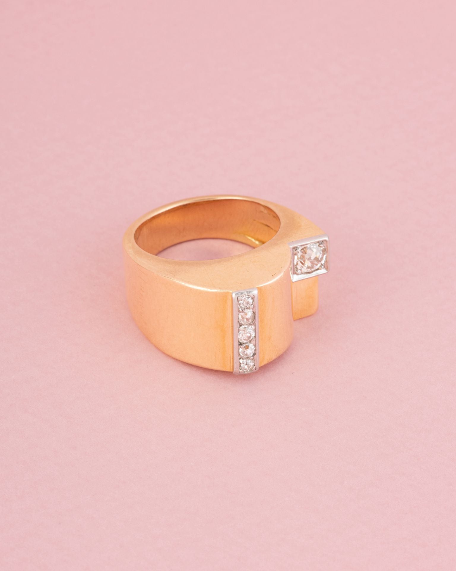 18-carat yellow gold tank ring with diamonds