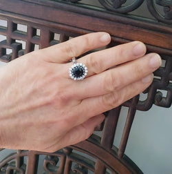 Bague Marguerite en or blanc, saphir, et diamants