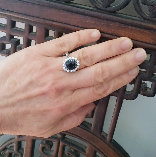 Bague Marguerite en or blanc, saphir, et diamants