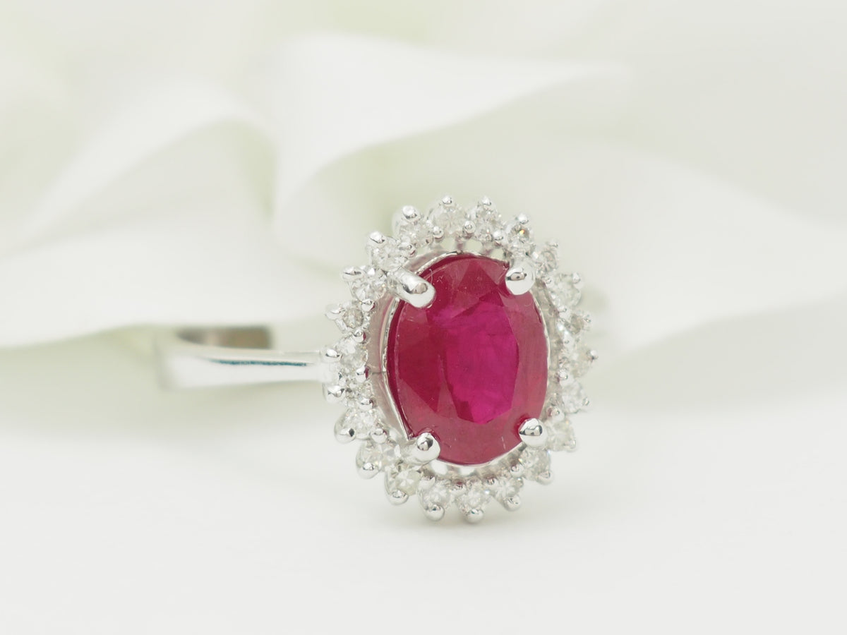 Bague Entourage en or blanc, rubis et diamants