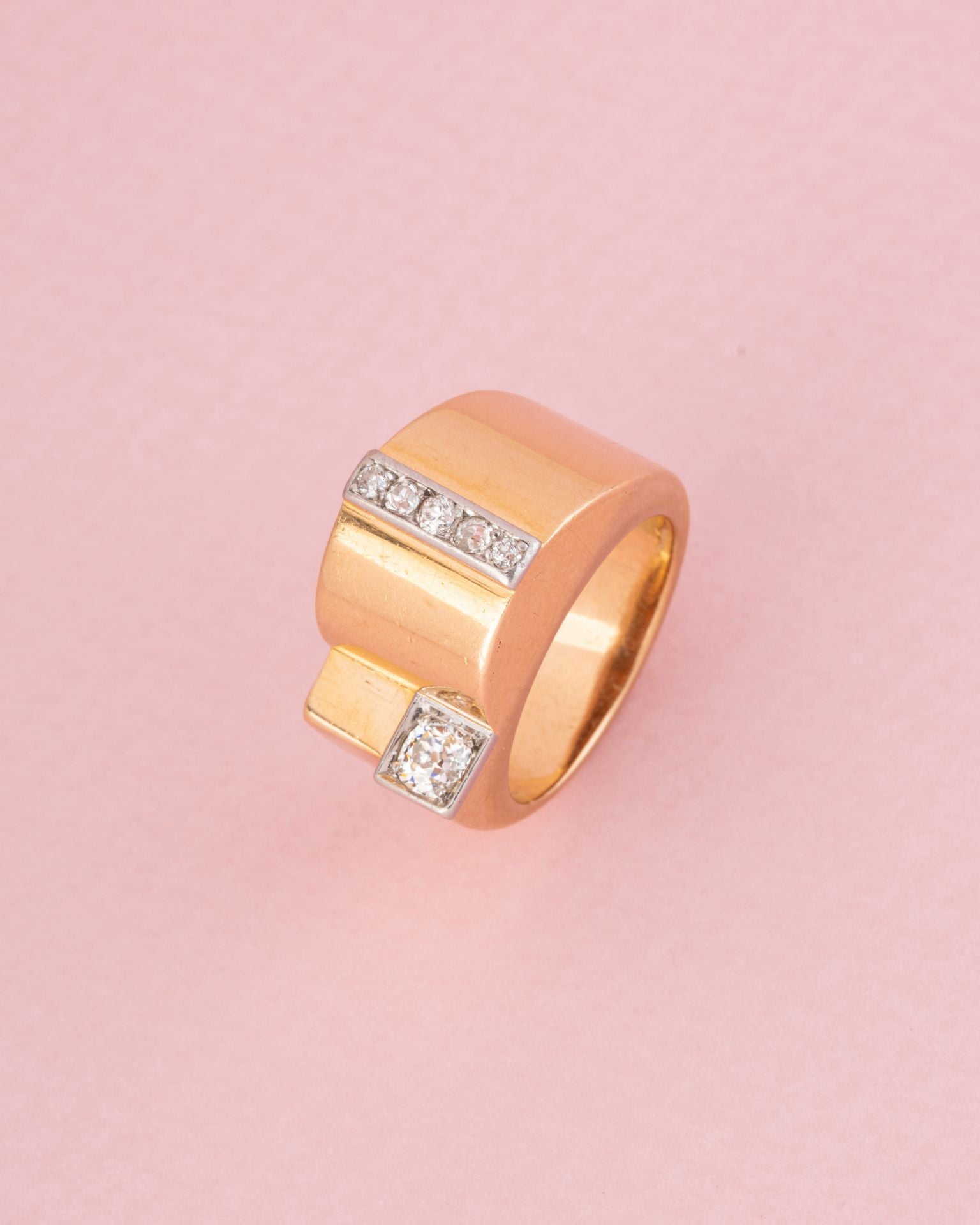 18-carat yellow gold tank ring with diamonds
