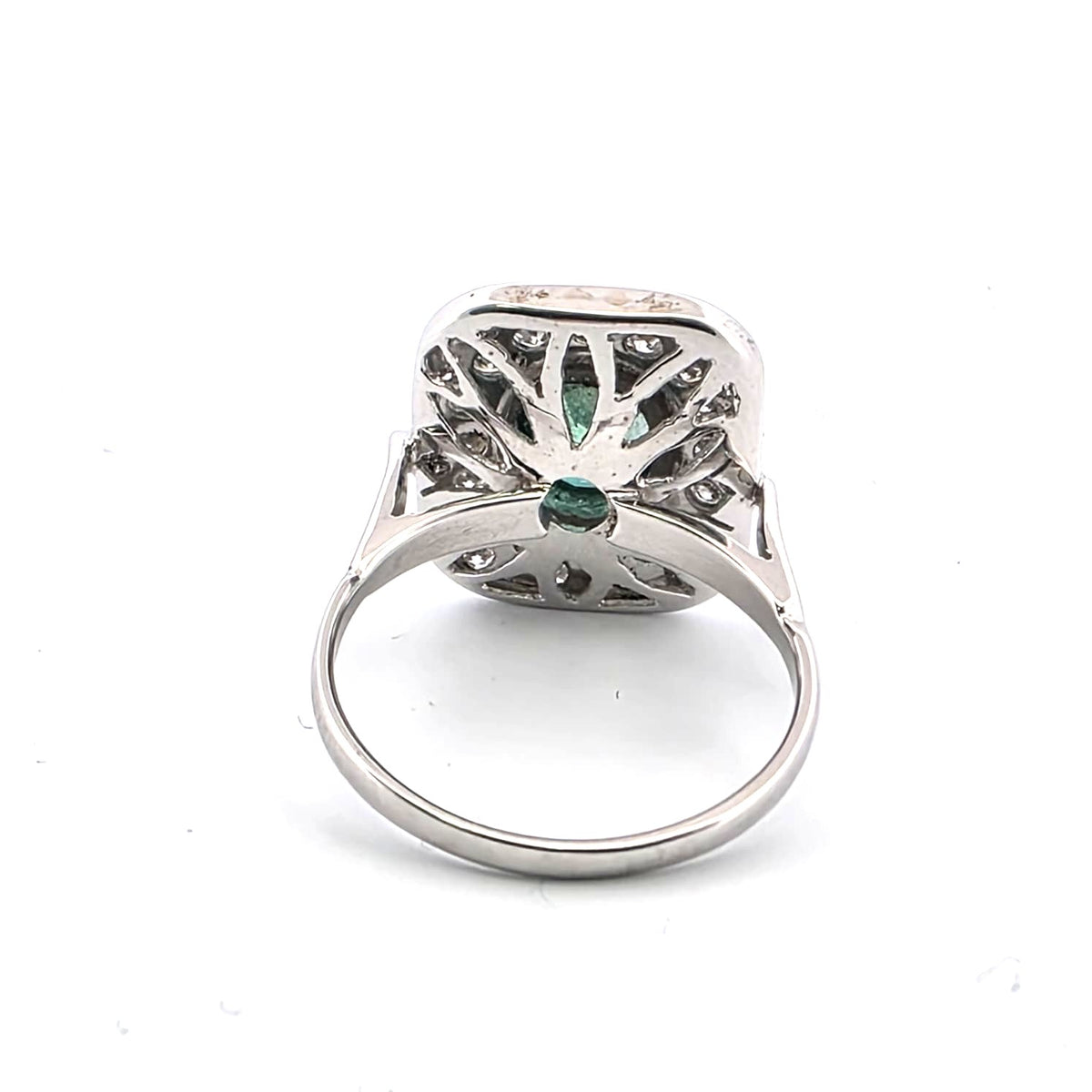Bague Entourage en or blanc, émeraude et diamants