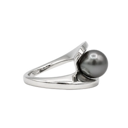 White Gold Solitaire Ring with a Pearl