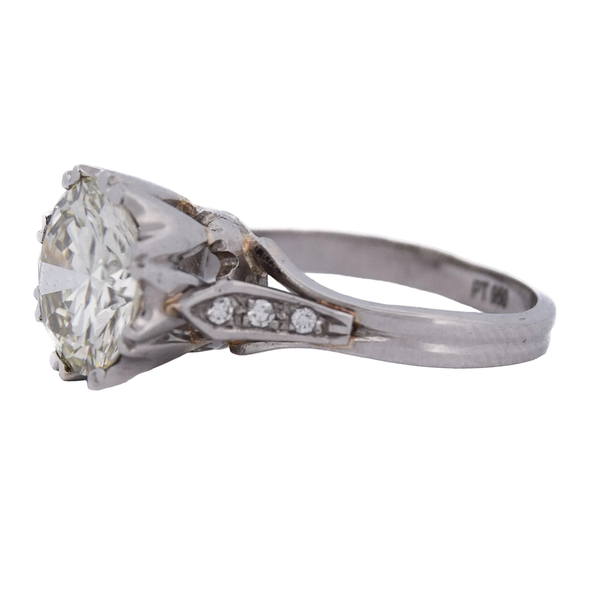 Ring Solitaire in paltinium and diamonds