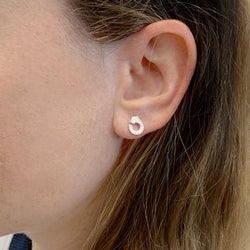 Puces d'oreilles Dinh Van, "Menottes" or blanc et diamants.