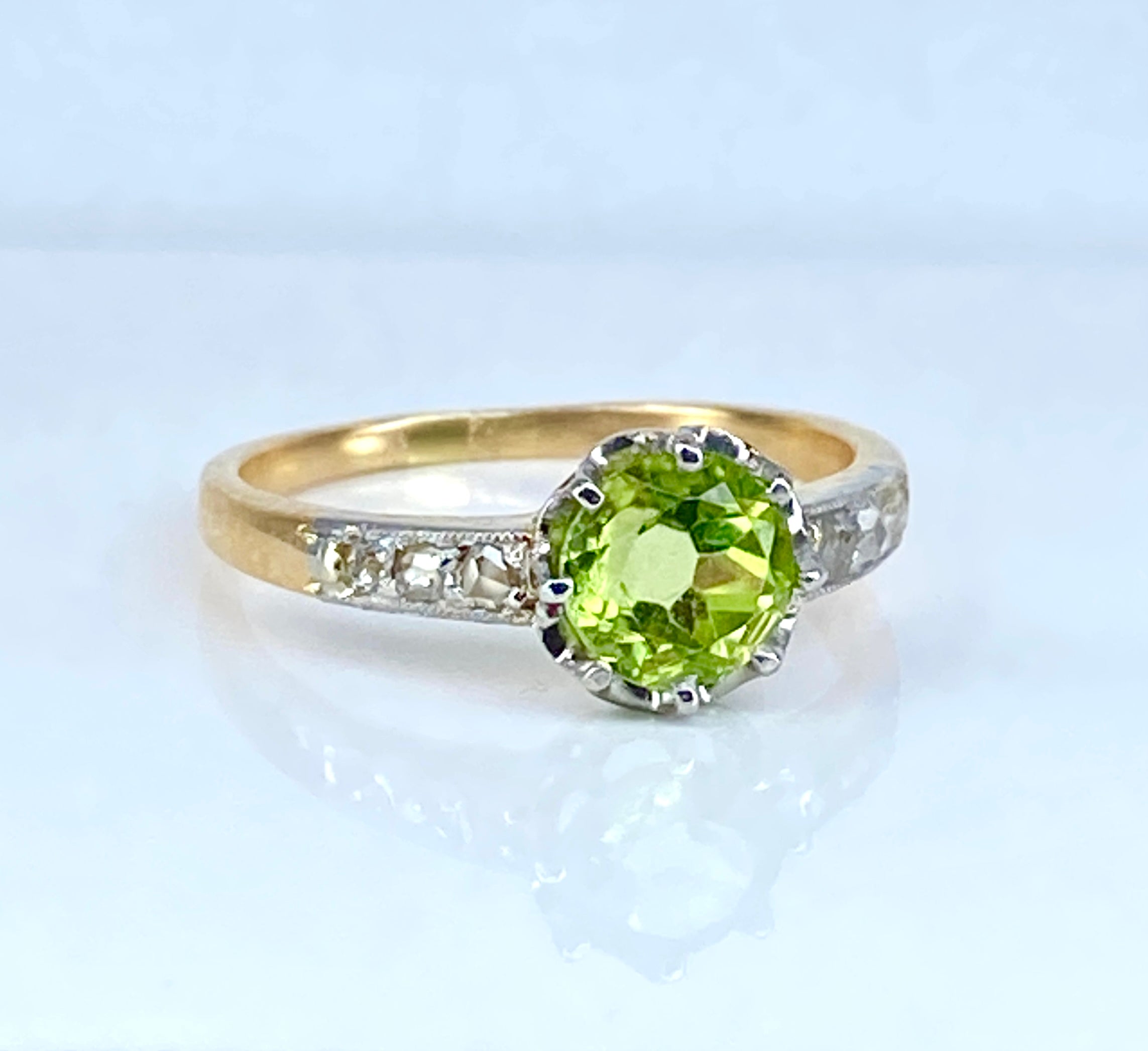 Ring in gold, peridot and diamonds circa 1900