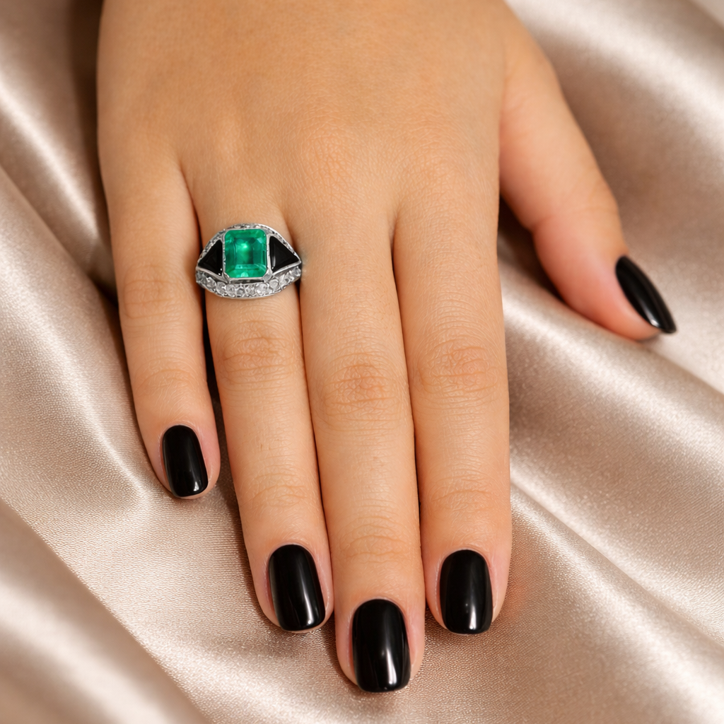 Ring Cocktail in paltinium, onyx, emerald and diamonds